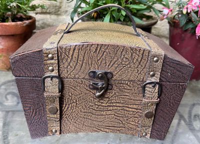 Retro houten Bewaardoos met Lederlook – Warme Bruin- en Goudtinten in Croco-Relief – ca. midden 20e eeuw Retro houten Bewaardoos met Lederlook – Warme Bruin- en Goudtinten in Croco-Relief – ca. midden 20e eeuw