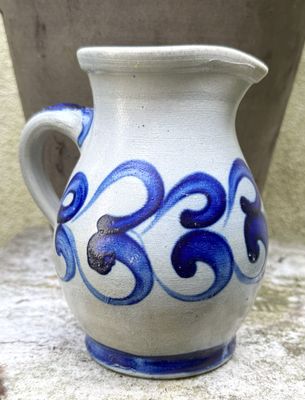 Brocante Keulse bolkaraf van ½ liter in zoutgeglazuurd aardewerk – ca. 1950