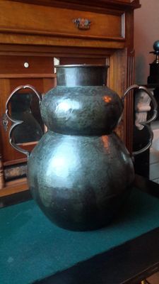 Monumentale handgehamerde koperen vaas – Maudoux Dinant, Belgische dinanderie – ca. 1900 Monumentale handgehamerde koperen vaas – Maudoux Dinant, Belgische dinanderie – ca. 1900