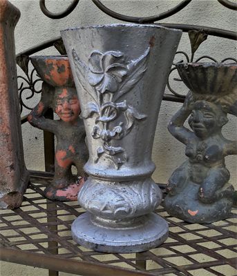 Zeldzaam Frans grafvaasje in zilverpatina – sierlijke bloemen, robuuste charme Zeldzaam Frans grafvaasje in zilverpatina – sierlijke bloemen, robuuste charme