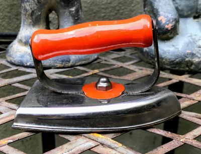 Vintage kinderstrijkijzertje – JCO * BGM met oranje greep (ca. jaren 50–60)