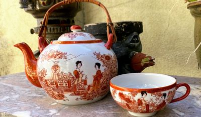 Japanse porseleinen theepot met tas – Geisha’s in tuin en rivierdecor, Arita Dai Nippon, ca. 1920–1940