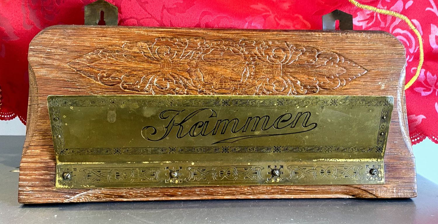 Nostalgische eikenhouten kammenbak – Messing schildje en koperen houders Nostalgische eikenhouten kammenbak – Messing schildje en koperen houders