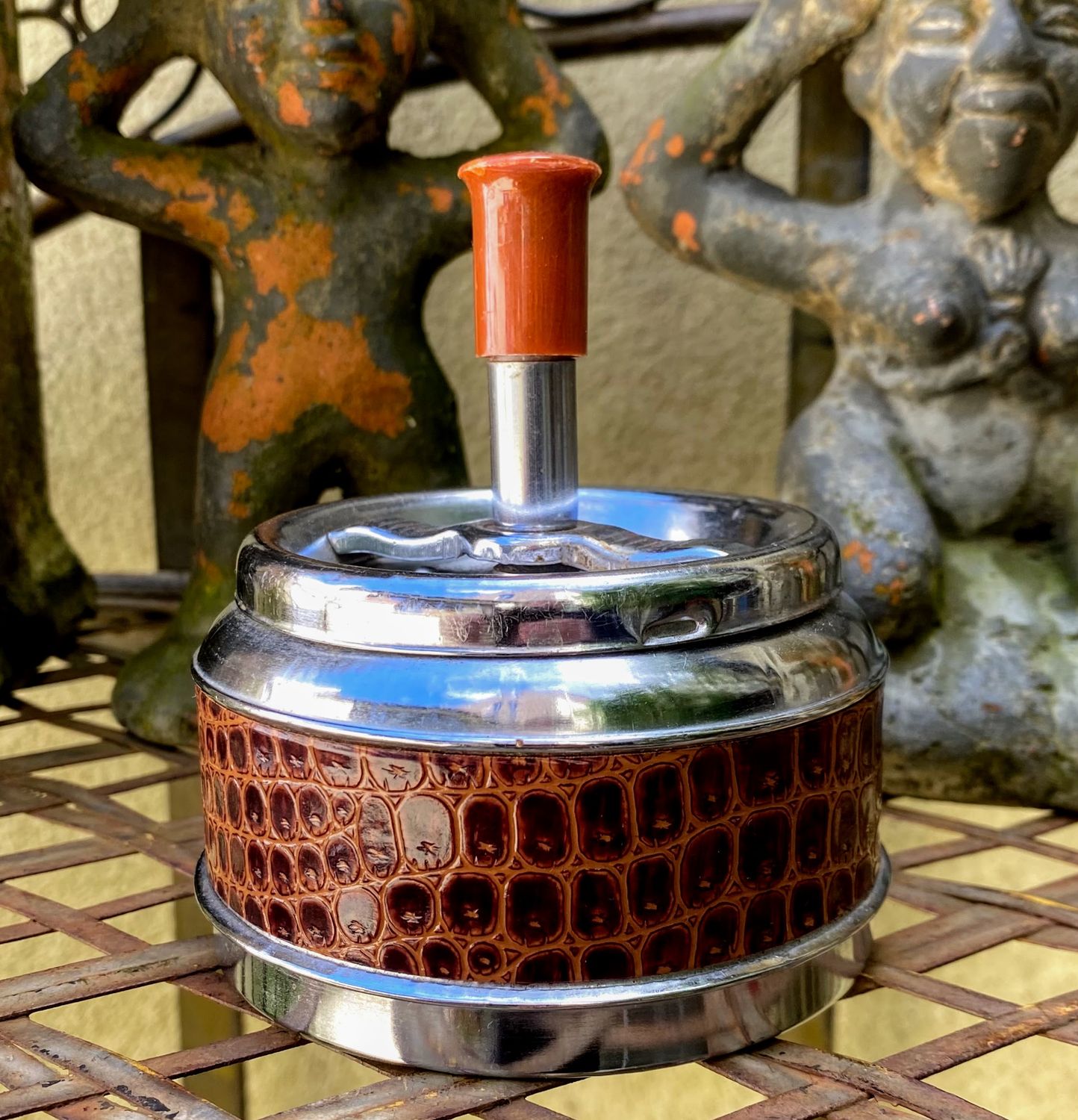 ​Verchroomde vintage duw asbak – Roulette spinmechanisme met kunstlederen band, ca. 1960