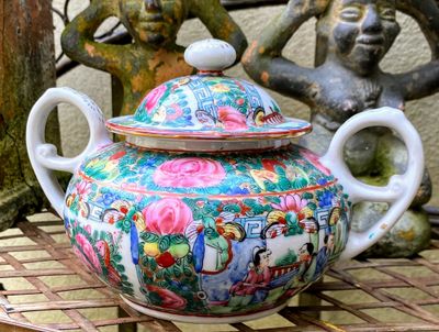 Chinees export Rose Canton porseleinen suikerpot – Medaillons en bloemen, Ch’ing-dynastie, eind 19e–begin 20e eeuw