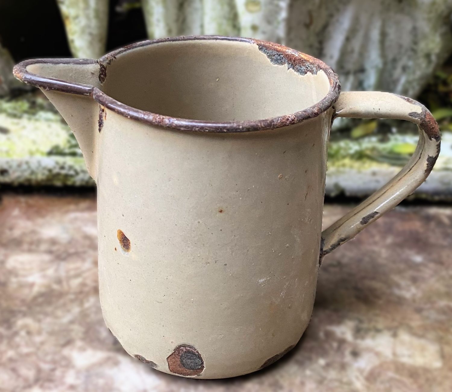 Oud sleets brocante lichtbruin emaille melkkannetje afkomstig uit een nonnenklooster - ca. 1900