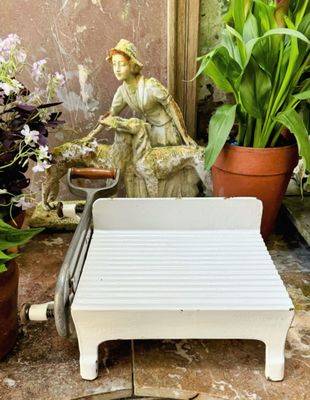 Antieke handbediende kaassnijmachine – Gegoten en gesmeed ijzer, geëmailleerd, ca. eerste helft 20e eeuw Antieke handbediende kaassnijmachine – Gegoten en gesmeed ijzer, geëmailleerd, ca. eerste helft 20e eeuw