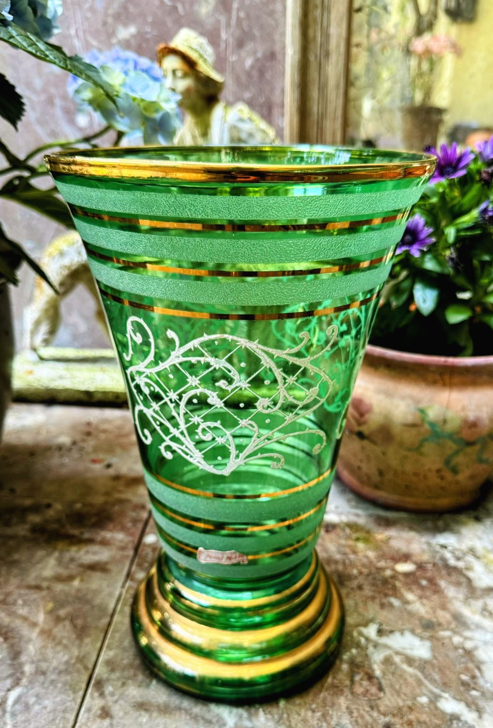 Vintage groene glazen vaas met decoratieve elementen vermoedelijk Booms glas