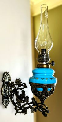 Antieke wandgemonteerde blauwe olielamp met decoratieve bronzen beugel - Hugo Schneider Leipzig jaren 1920