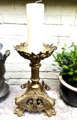 Imposante bronzen neobarok kerkkandelaar met leeuwenpoten, rijk filigraanwerk, uitzonderlijk vakmanschap en museale patina – ca. 1880