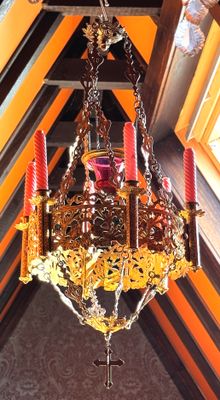 Exclusieve vergulde neogotische godslamp – Uniek ensemble met roze kristalglas – ca. 1900