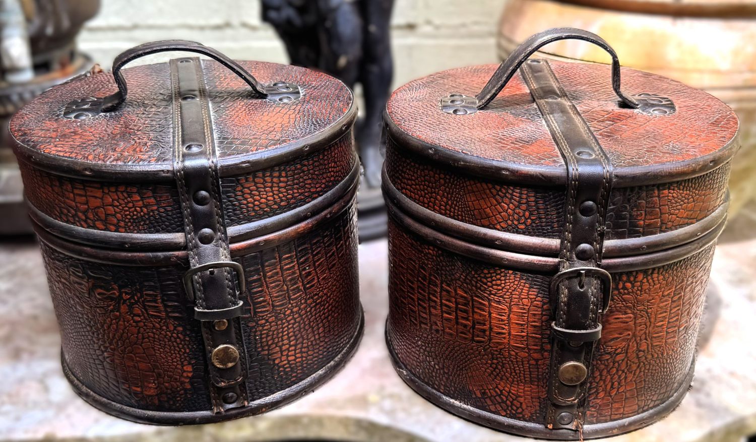 Set van twee retro bewaarcilinders met croco‑structuur – ca. midden 20e eeuw – Tijdloze Schatten voor Accessoires en Curiosa Set van twee retro bewaarcilinders met croco‑structuur – ca. midden 20e eeuw – Tijdloze Schatten voor Accessoires en Curiosa