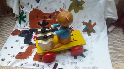 Charmant retro houten trekfiguurtje varkentje met xylofoon Charmant retro houten trekfiguurtje varkentje met xylofoon