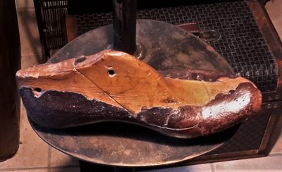 Authentieke vintage houten schoenleest met leder – ambachtelijk erfgoedstuk met karakter