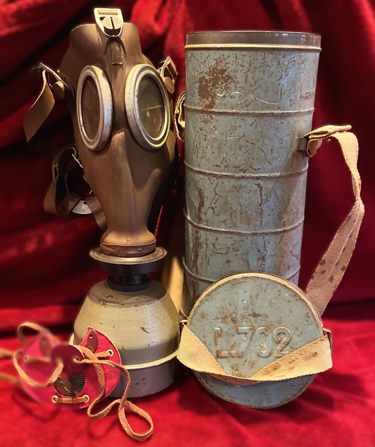 Legendarisch Belgisch burgerstofmasker L.702 – compleet met koker en filter, 1939 Legendarisch Belgisch burgerstofmasker L.702 – compleet met koker en filter, 1939