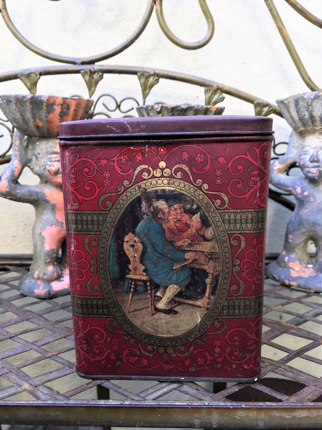 Antiek bordeauxrood blik “Les Joueurs de cartes” – Confiserie Faignard Tournai