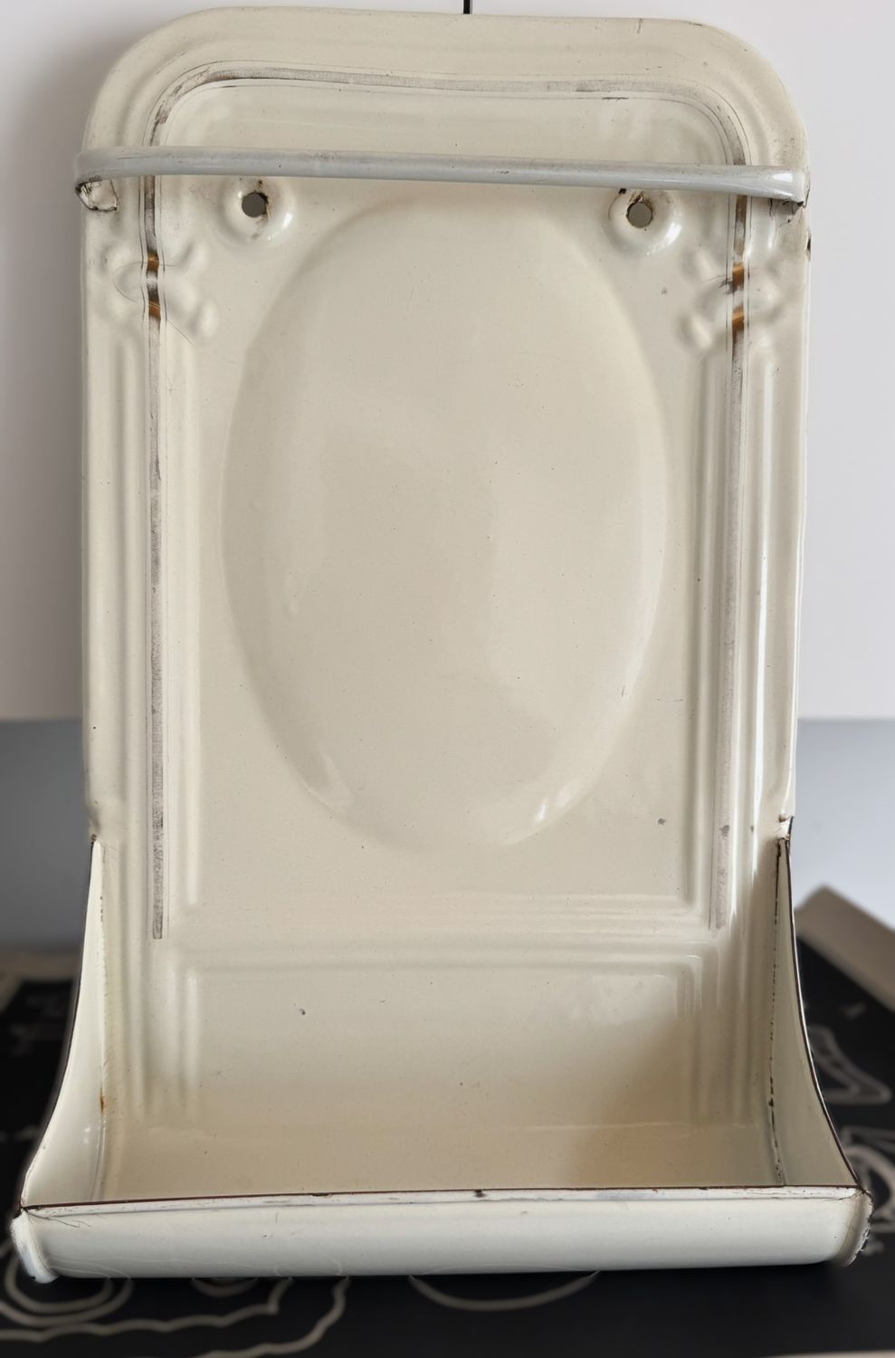 Vintage geëmailleerd lepelrek – ca. 1930–1950 Vintage geëmailleerd lepelrek – ca. 1930–1950