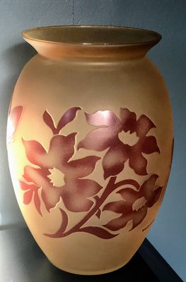 Vianne Art Glass vaas met irissen en vlinders – acid-geëtst meesterwerk – ca. 1950