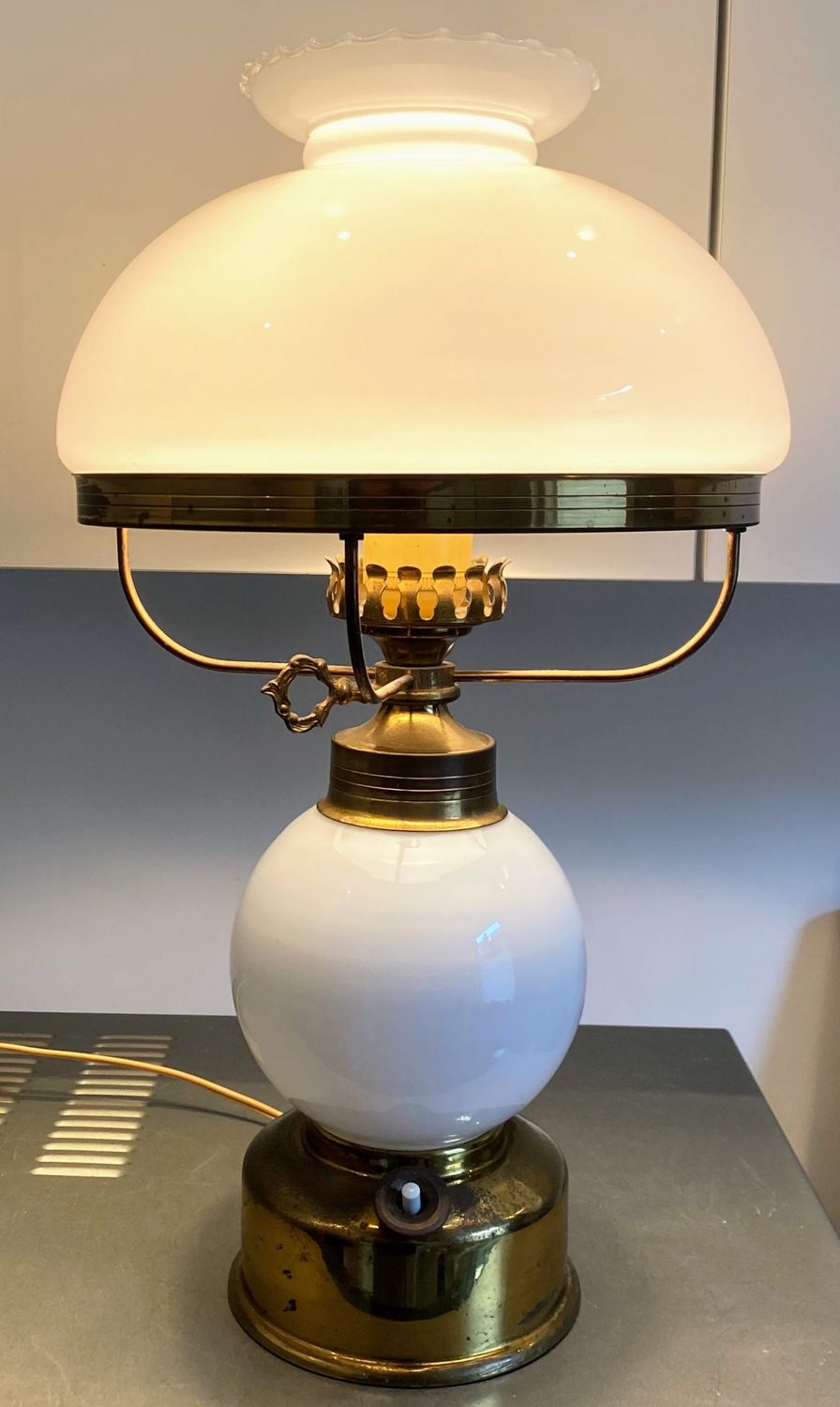 Franse elektrische olie sfeerlamp met Opaline glazen kap en koperen basis – jaren ’70