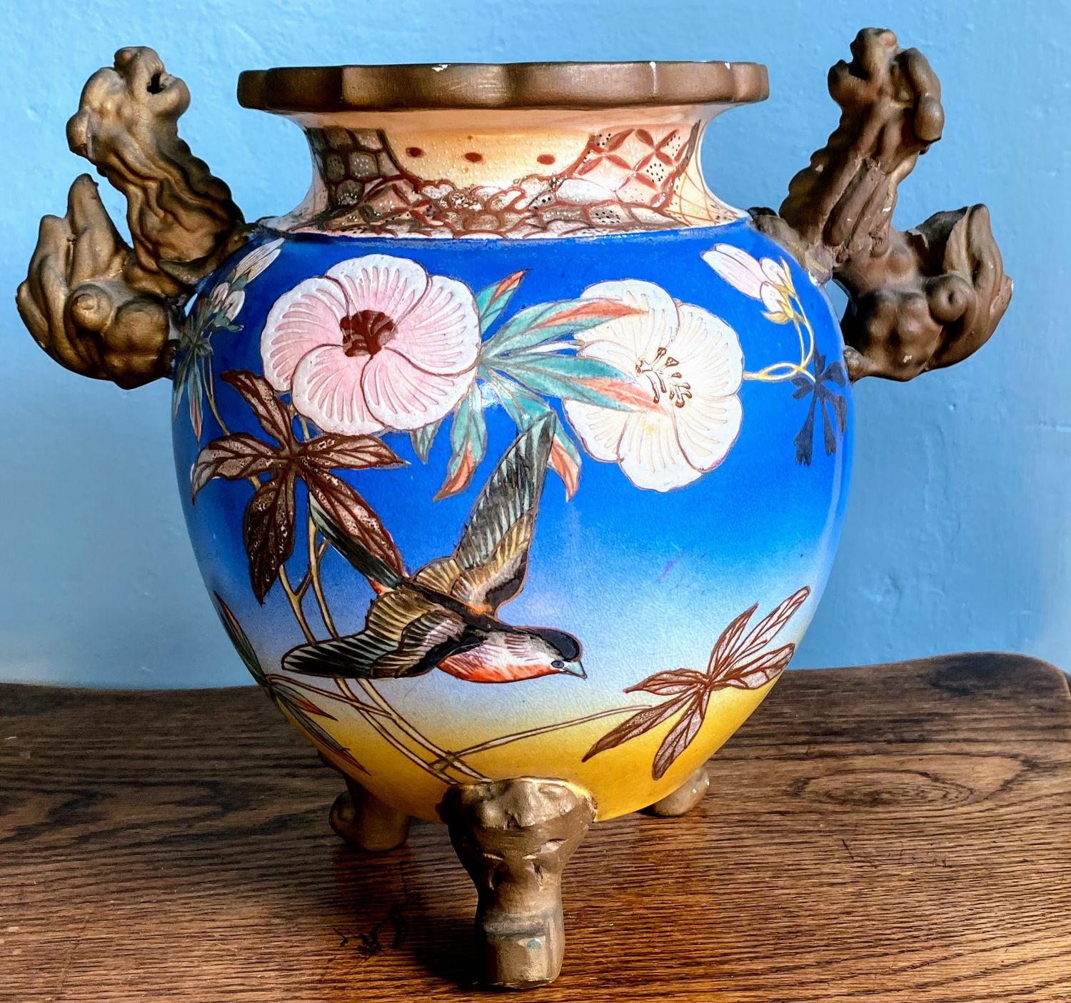 Driepotige Satsuma Vaas – Handgeschilderd Japans Exportaardewerk ca. 1900