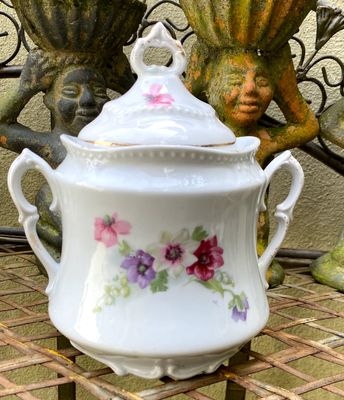 Antieke Franse suikerpot met veldbloemen – ca. 1900