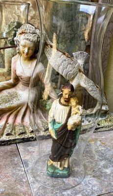 Frans heiligenbeeldje Sint Jozef met kindje Jezus – ca. 1920 – onder glazen stolp