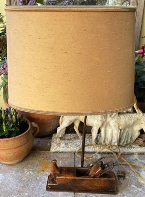 Vintage tafellamp uit antieke houten blokschaaf – met Franse fitting en linnen kap Vintage tafellamp uit antieke houten blokschaaf – met Franse fitting en linnen kap