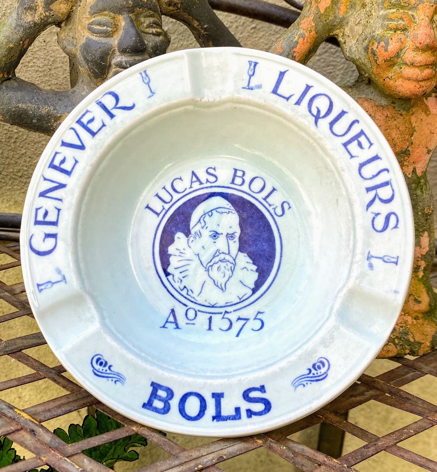 Lucas Bols reclame-asbak – Royal Sphinx Maastricht, blauw-wit keramiek met klasse