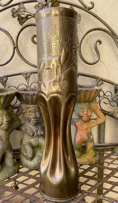 WO I‑obusvaas in gehamerd koper met hert – 1917