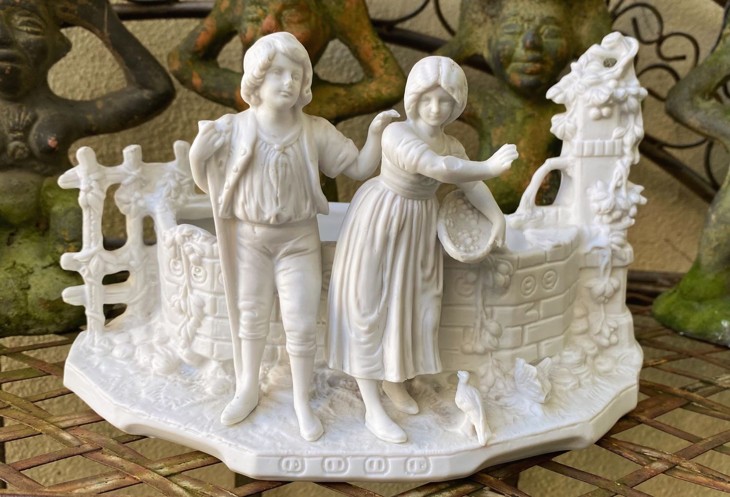 Antieke Duitse bisque jardinière – Kinderen bij bron met duiven en bloemen ca. 1900 Antieke Duitse bisque jardinière – Kinderen bij bron met duiven en bloemen ca. 1900