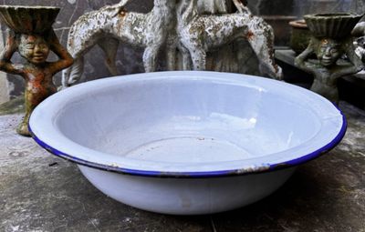 Franse geëmailleerde platte waskom met blauw randje – jaren ’30 Franse geëmailleerde platte waskom met blauw randje – jaren ’30