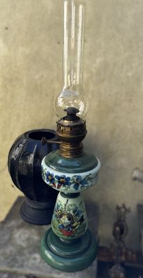Antieke Handgeschilderde Olielamp met Vogelnest-Design in een rijk kleurenpallet – ca. 1900
