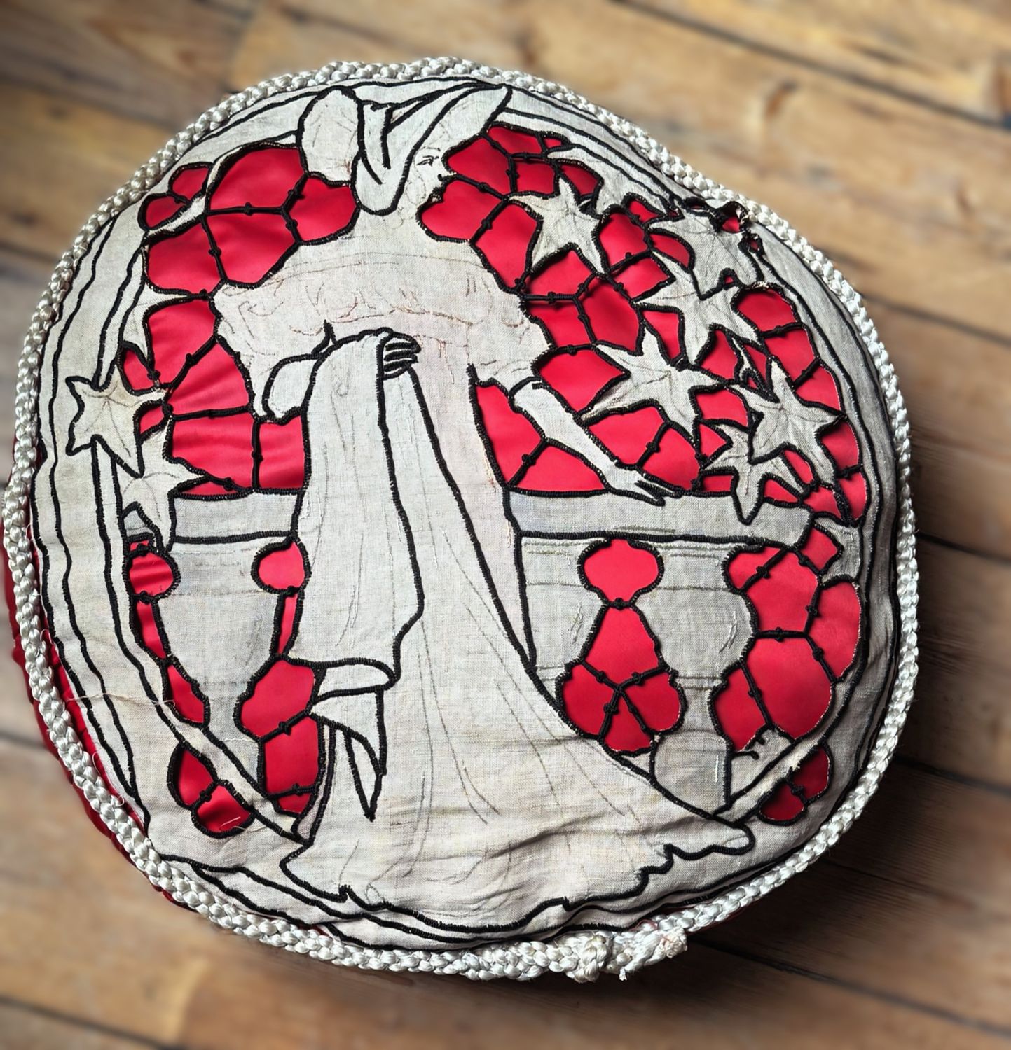 Antiek Frans boudoirkussen – Rode zijde met linnen Richelieu‑borduursel en florale motieven, ca. 1900 Antiek Frans boudoirkussen – Rode zijde met linnen Richelieu‑borduursel en florale motieven, ca. 1900