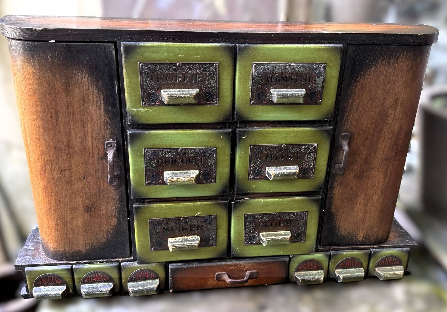 Ambachtelijk kruidenkastje met houten potjes en gegraveerde metalen labels – ca. 1930–1950