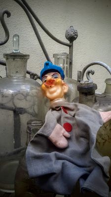 Vintage Handpop “Gekke Politieman” – ca. 1970 Retro speelgoed oude poppenkast pop