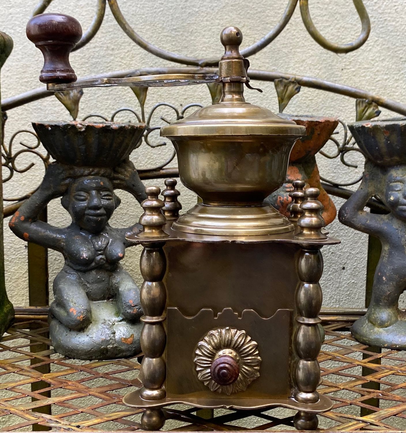Decoratieve koperen koffiemolen Frankrijk – jaren 50