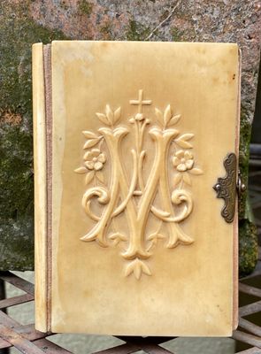 Antiek gebedenboekje Paroissien Romain met slotje, ivoorprint en goud op snee (1888) Antiek gebedenboekje Paroissien Romain met slotje, ivoorprint en goud op snee (1888)