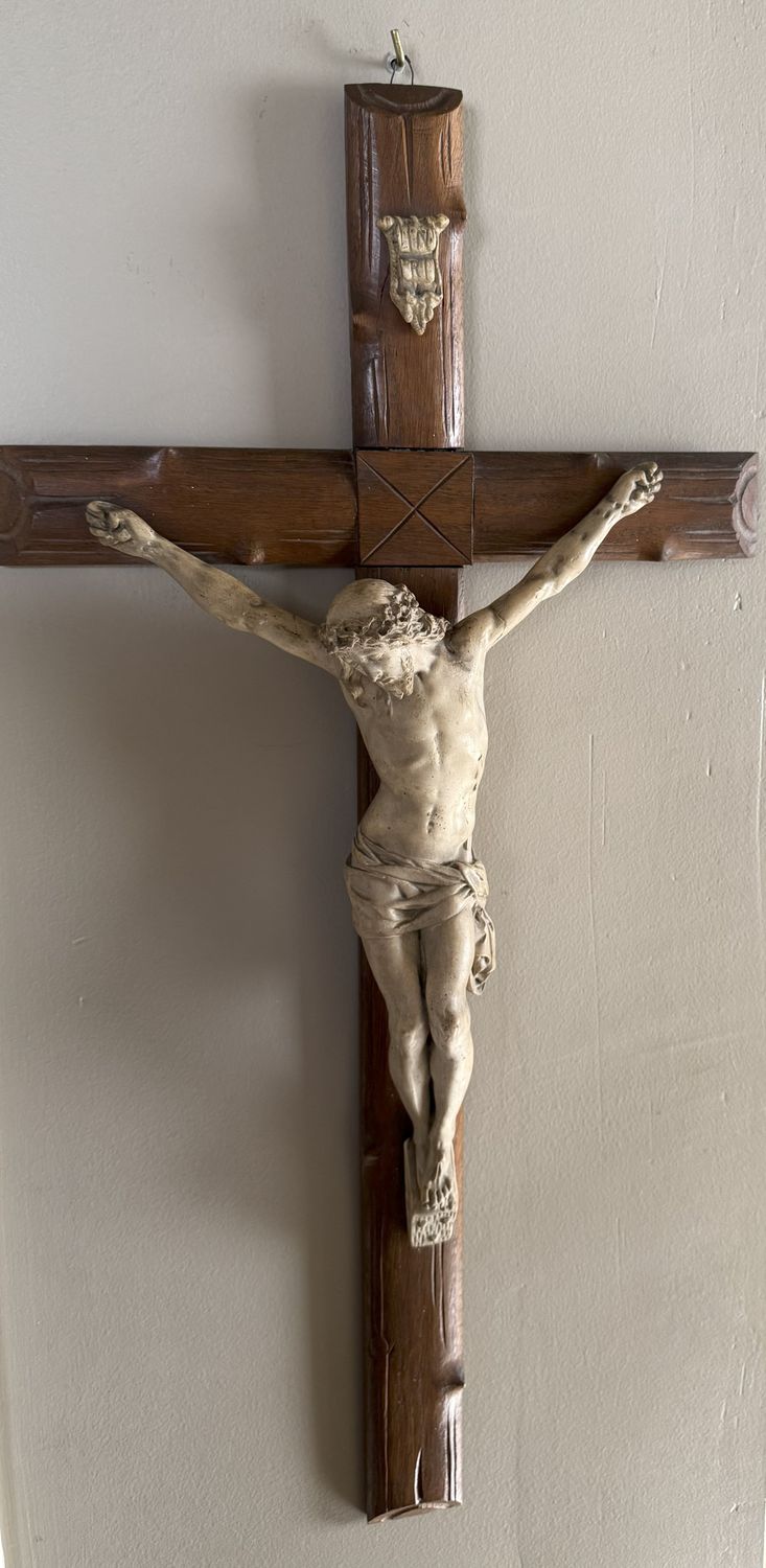 Zuid-Europees barok kruisbeeld – Devotioneel meesterwerk – pijpaarde en hout – 19e eeuw