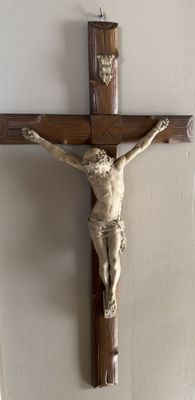 Zuid-Europees barok kruisbeeld – Devotioneel meesterwerk – pijpaarde en hout – 19e eeuw
