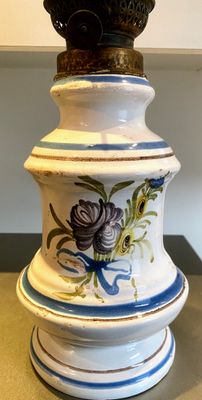 Oude olielamp met bloemen gedecoreerde voet in aardewerk 19de eeuw