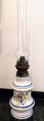 Oude olielamp met bloemen gedecoreerde voet in aardewerk 19de eeuw