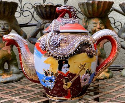 Antieke Satsuma Moriage theepot – Geisha met shamisen en drakenkop, Japan, ca. 1930