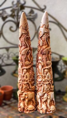 Decoratief gesneden kunsthars slagtanden met dieren - en plantenmotieven – jaren 1970