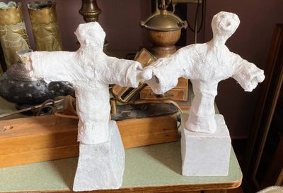 Naïeve gipsgaas sculpturen – Twee speelse figuren vol ontwapenende charme