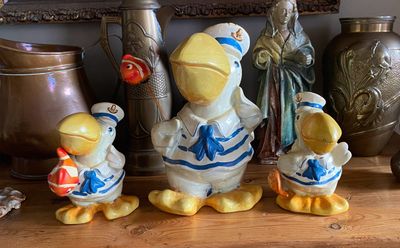 Handgeschilderde vissende pelikaanfamilie in matrozenpak – keramiek vol karakter, grilligheid en glans