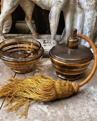 Boheems Kristalset met Origineel Label – Parfumverstuiver en Poederschaal uit Tsjechoslowakije ca. 1960