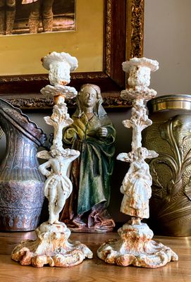 Antiek Frans Rococo koppel – Gietijzeren kaarsenkandelaars, ca. 1730–1760