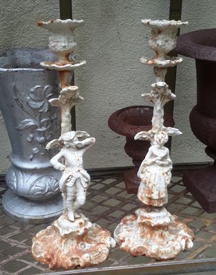 Antiek Frans Rococo koppel – Gietijzeren kaarsenkandelaars, ca. 1730–1760