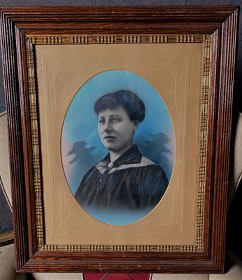 Authentieke Art Nouveau kader met portret van jonge vrouw in gedecoreerde houten omlijsting