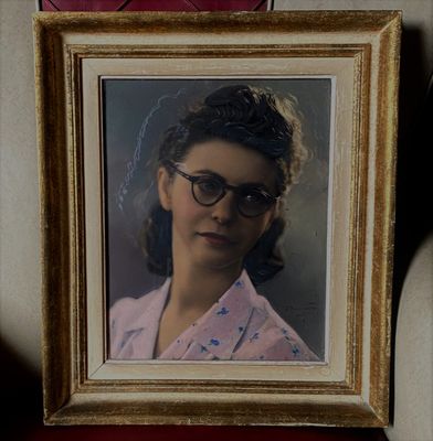 Vintage portretfoto jonge vrouw in fotolijst, gesigneerd – Dumon Bruxelles, Jaren ’30–’40